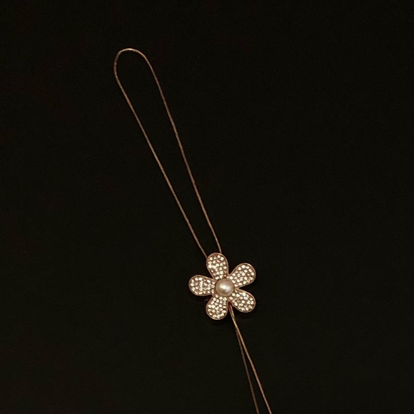 Flower elastic Rose Gold Necklace with Pearl - Picture 6 of 8